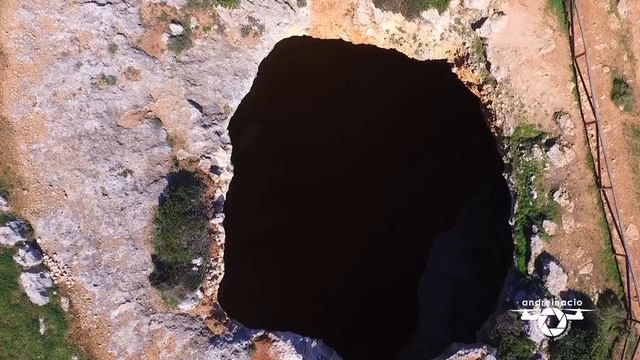 Португальский пляж скрытый пещерой