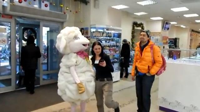 Ростовая кукла овечка в торговом центре смотреть онлайн