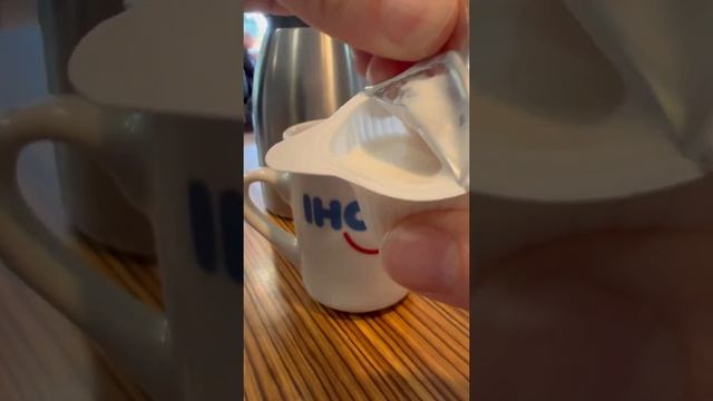 #coffee #cupofcoffee #mycoffe #ihop #creamer #кофе #молоко #сливки #кружка #чашкакофе #чашка #кафе