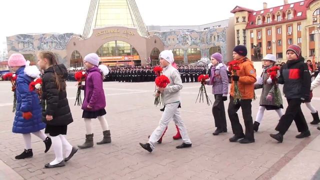 Цветы у Вечного огня смотреть онлайн