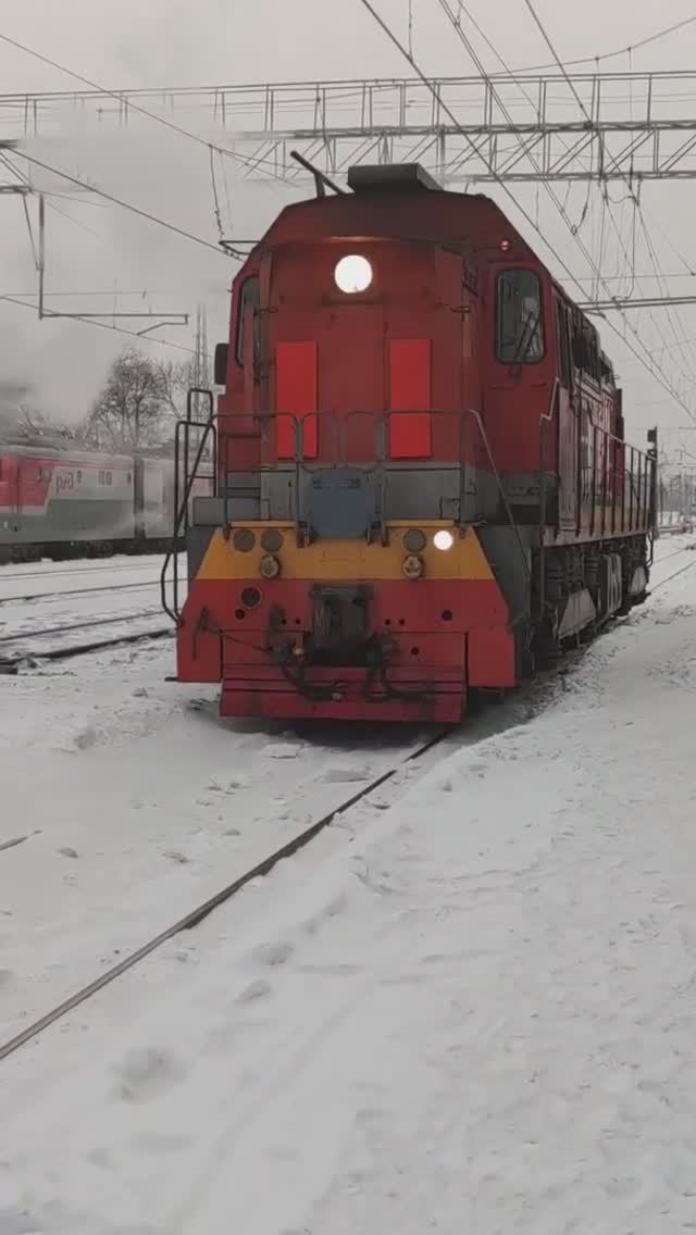 Тепловоз ТЭМ14-0031 следует резервом. смотреть онлайн