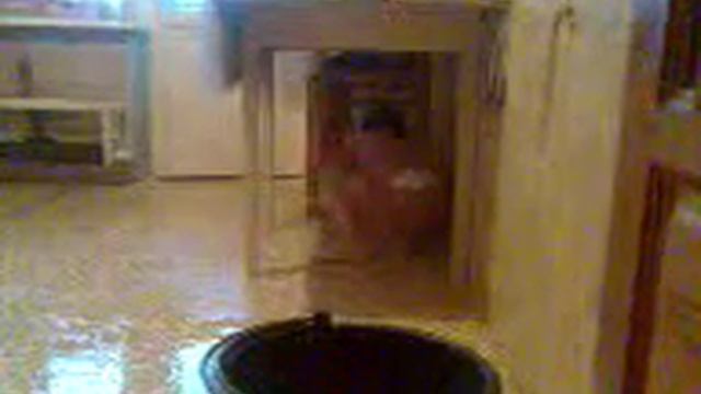 Юля моет полы.3gp смотреть онлайн