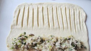 Сдобный рулет с капустой и грибами