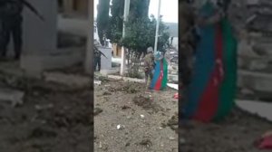 Азербайджанские солдаты срывают флаг Армении и поднимают Флаг Азербайджана над село Мадагиз.