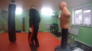 Каратэ. Отработка удара йоко гери в голову на тренажере.