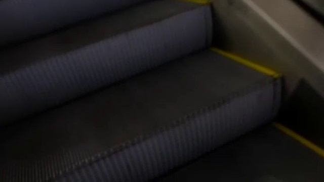 Первые секунды теракта. Террористы врываются в здание через главный вход, расстреливая всех.