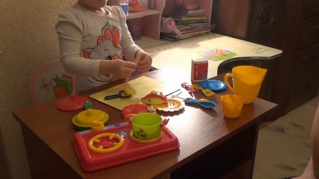 Готовим с пластилина яичницу и вареники. Cooking with clay eggs and dumplings. смотреть онлайн