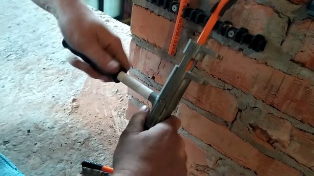 Как работать инструментом Рехау для труб тёплых-холодных стен.