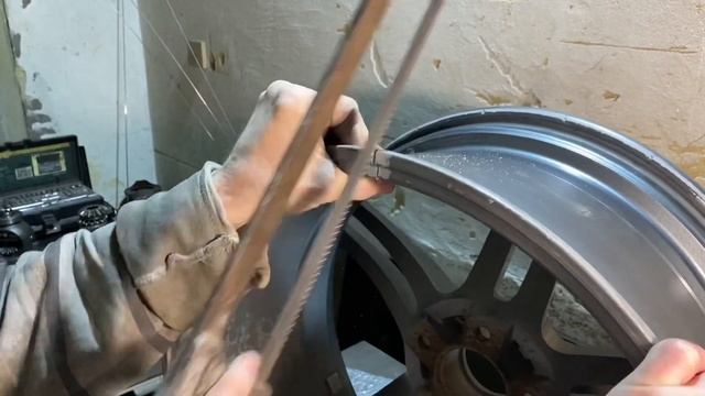 Приехал на шиномонтаж, а диск распилили смотреть онлайн