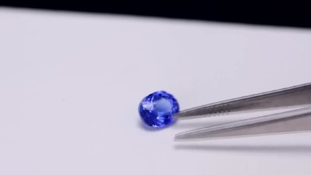 Natural tanzanite gemstone. Натуральный танзанит