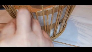 Круглая шкатулка из газетных трубочек