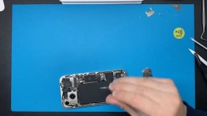 Меняем заднюю крышку на iPhone 14