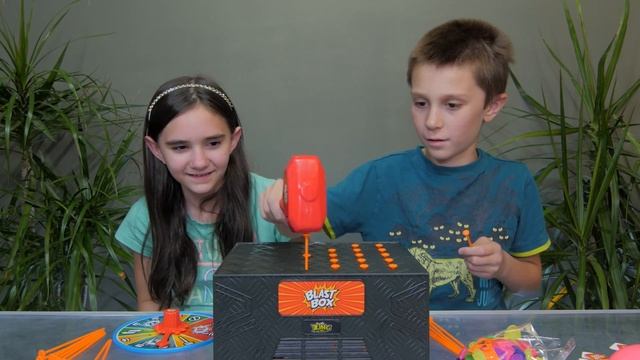 BLAST BOX BALLOON EXPLOSION GAME! SISTER VS BROTHER CHALLENGE смотреть онлайн