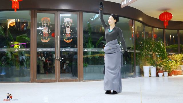 2024最流行藏族舞曲《强巴曲桑》《羌塘之子》，藏族美女翁姆和丽丽表现惊人！
