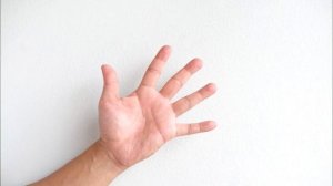 К чему чешется левая рука (ладонь), толкование приметы и ритуал на богатство