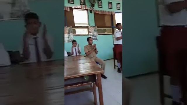 VIDEO PRESENTASI "INTRODUCING MY SELF". #DAFVIN/6B/SDNBANJARKEMANTREN2 смотреть онлайн