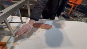 Удаление костей пин бон с филе лосося на машине Kaj Olesen