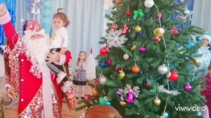 В музыкальный зал стучится - старый Новый год.