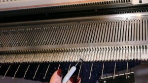 вяжем зимний СНУД на вязальной машине