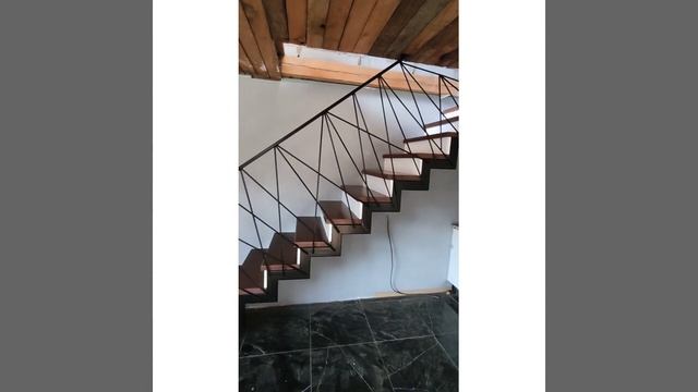 Лестница в стиле ЛОФТ на ломаном косоуре.