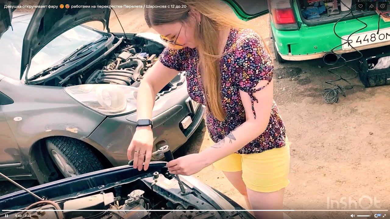 Девушка откручивает фару  перекресток Перелета / Шаронова