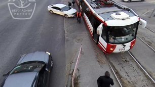 Иномарка протаранила трамвай в центре Волгограда