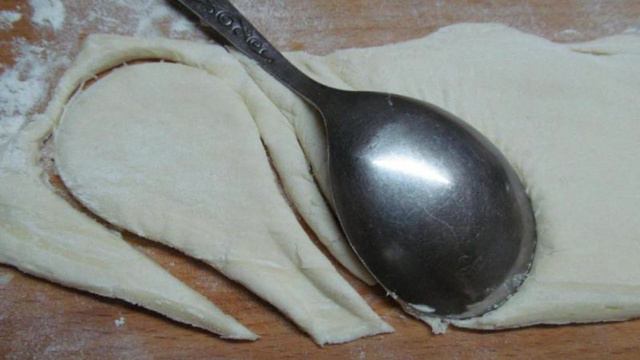 Закуска из слоеного теста с форелью
