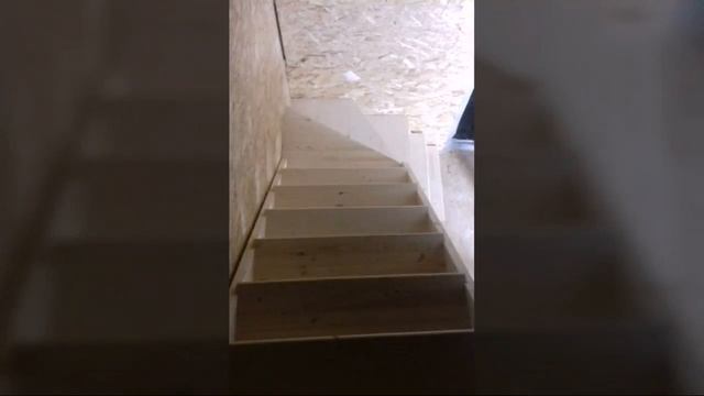 Лестница на второй этаж с тремя забежными ступенями на титеве!! смотреть онлайн