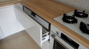 Скрытый или внутренний выдвижной ящик с органайзером под вилки и ложки от BLUM.