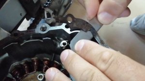 Demontaż i montaż koła magnesowego w Kawasaki KLE 500