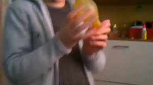 Пацан пихает огромную соску в рот