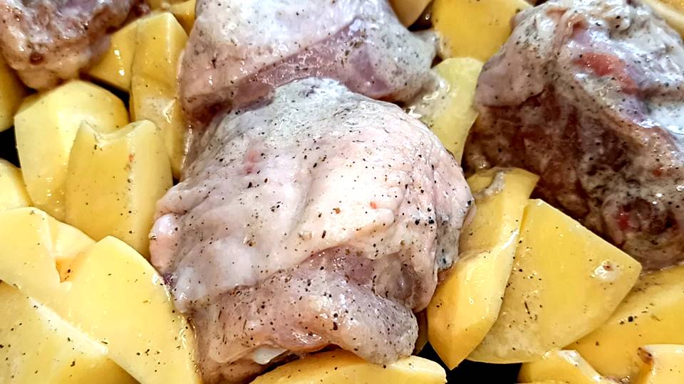 У вас есть ? Курица и ? Картошка Приготовьте так окорочка с картошечкой в духовке по-дачному