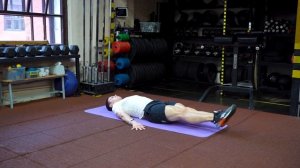 Подъемы ног в березку лежа