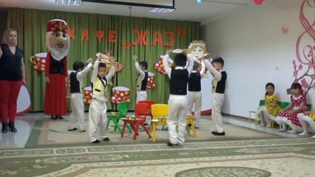"Танец официантов в детском саду. Утренник Весеннее Кафе"