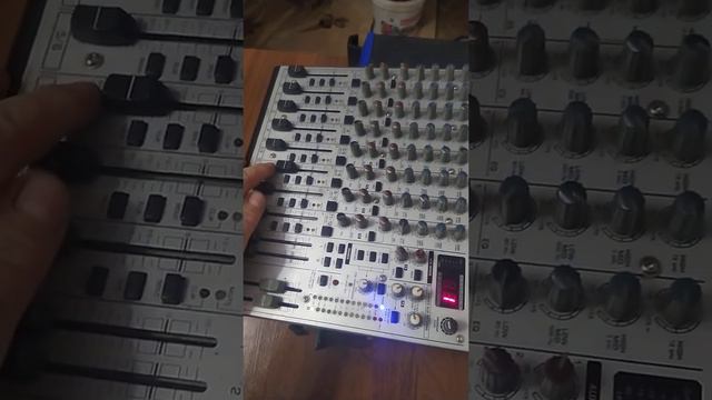 Behringer UB1622FX-PRO смотреть онлайн
