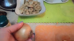 Готовим классную закуску - СОЛЁНЫЕ ГРУЗДИ С ЛУКОМ И СМЕТАНОЙ.