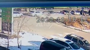 Длинномер уронил бетонные кольца на два легковых автомобиля в Южно-Сахалинске - 1