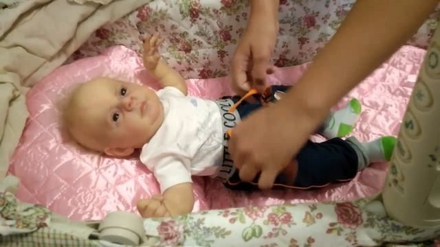 Собираем Илюшу на прогулку смотреть онлайн