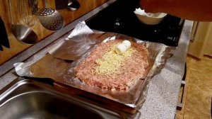 Мясной рулет из фарша с яйцом