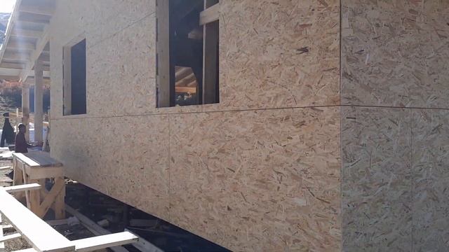 Монтаж OSB и влаго-ветро защитной пленки.