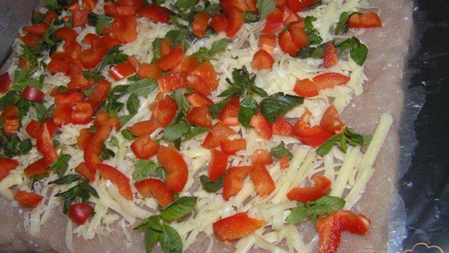 Рулет из индейки с мятным сыром и красным перцем