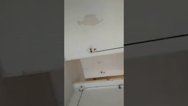 замена поводки от застройщика  прокладка кабеля в гофре по потолку электомонтаж системы умного дома