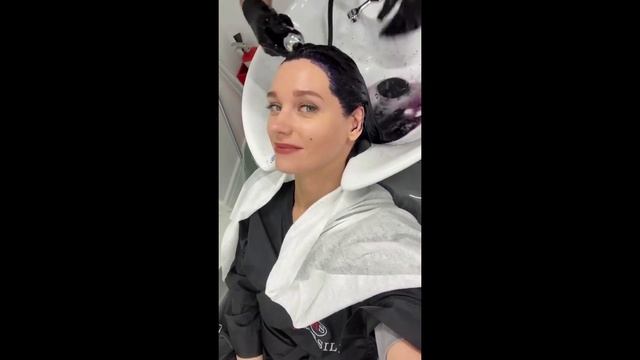 Кристина Асмус покрасила волосы в тёмный цвет 12 12 20 смотреть онлайн