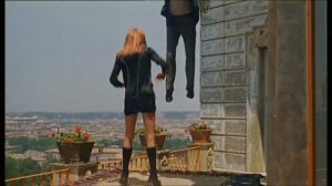 Monica Vitti & Giorgio Albertazzi jumping on the trampoline ("Ti ho sposato per allegria")