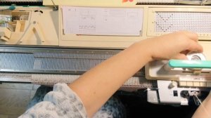 Ажурная юбка в складочку поперечным вязанием.