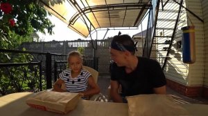 ПОДАРИЛ СЕСТРЕ iPHONE 7 plus В БУРГЕРЕ!