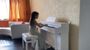 Девочка, лет 9, бесподобно играет на пианино