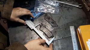 Замена тормозных колодок на Honda NT 650 Deauville