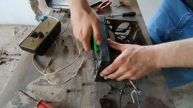 Портативный телевизор Шилялис 401Д. Разбор на цветные металлы и радиодетали смотреть онлайн