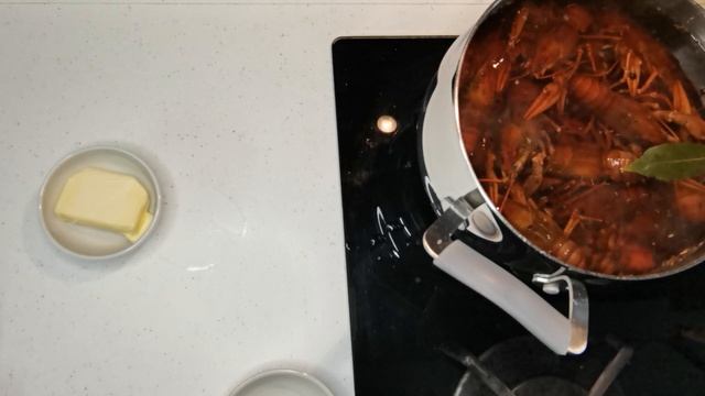 Варим раков с чесноком и сливочным маслом смотреть онлайн